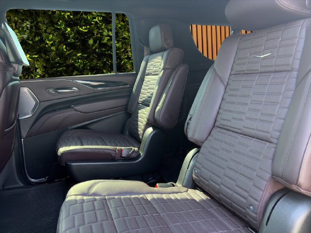Used 2024 Cadillac Escalade ESV V w/ LPO, ONYX Package AWD/4WD image 17