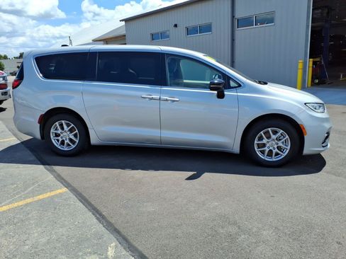 Used 2024 Chrysler Pacifica Touring-L FWD image 4