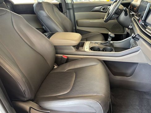 Used 2026 Kia Carnival FWD image 39