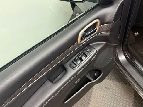 Used 2017 Jeep Grand Cherokee Overland AWD/4WD image 19