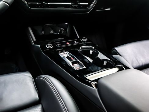 Used 2025 Audi Q6 e-tron Premium Plus w/ Premium Plus image 7