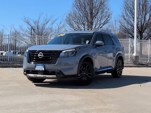 Used 2024 Nissan Pathfinder Platinum image 2