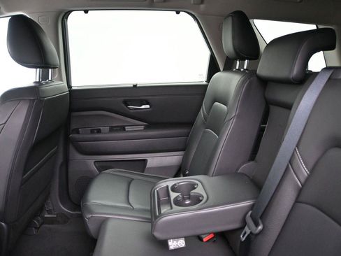 Used 2024 Nissan Pathfinder SL AWD/4WD image 11