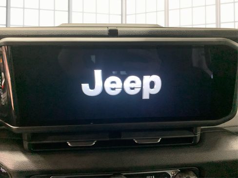 Used 2025 Jeep Gladiator Sport AWD/4WD image 13