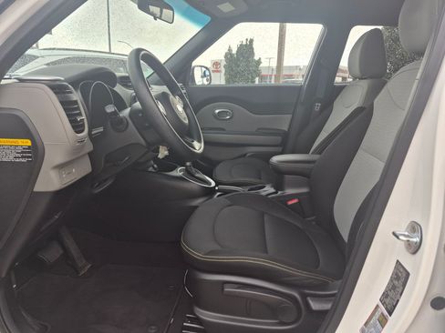 Used 2016 Kia Soul + FWD image 16