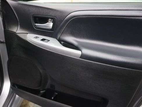 Used 2018 Toyota Sienna SE image 11