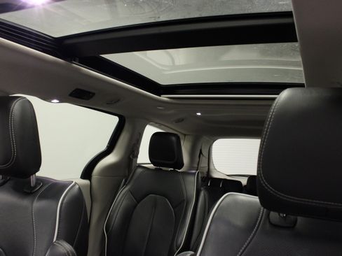Used 2023 Chrysler Pacifica Limited FWD image 40