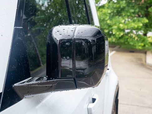 Used 2023 Land Rover Defender 110 V8 AWD/4WD image 10