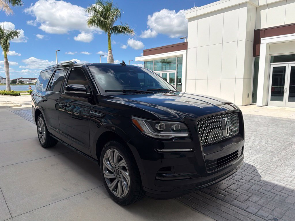 Used 2024 Lincoln Navigator Reserve AWD/4WD image 5