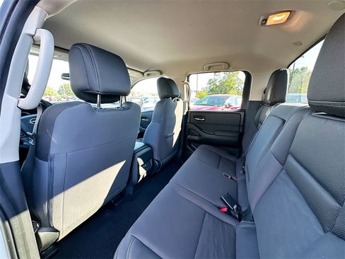 Used 2024 Nissan Frontier SV image 4