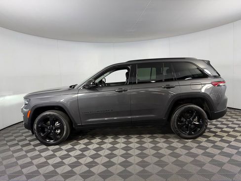 Certified 2023 Jeep Grand Cherokee Limited w/ Luxury Tech Group II image 9