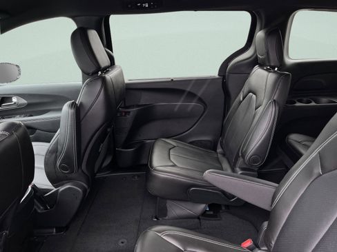 Used 2025 Chrysler Voyager LX image 21