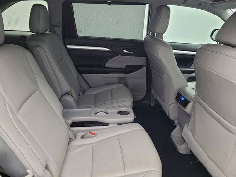 Used 2019 Toyota Highlander XLE FWD image 19