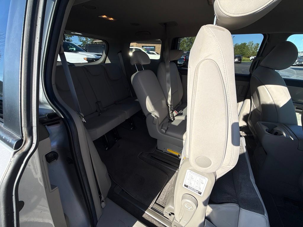 Used 2020 Kia Sedona LX FWD image 16