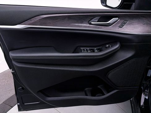 Used 2024 Jeep Grand Cherokee L Limited w/ Luxury Tech Group II image 16