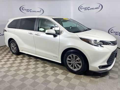 Certified 2021 Toyota Sienna XLE AWD/4WD image 1