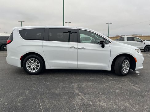 New 2026 Chrysler Pacifica Select image 3