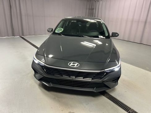 Used 2025 Hyundai Elantra SE image 2