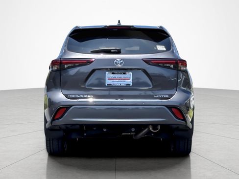 Certified 2024 Toyota Highlander Limited FWD image 4