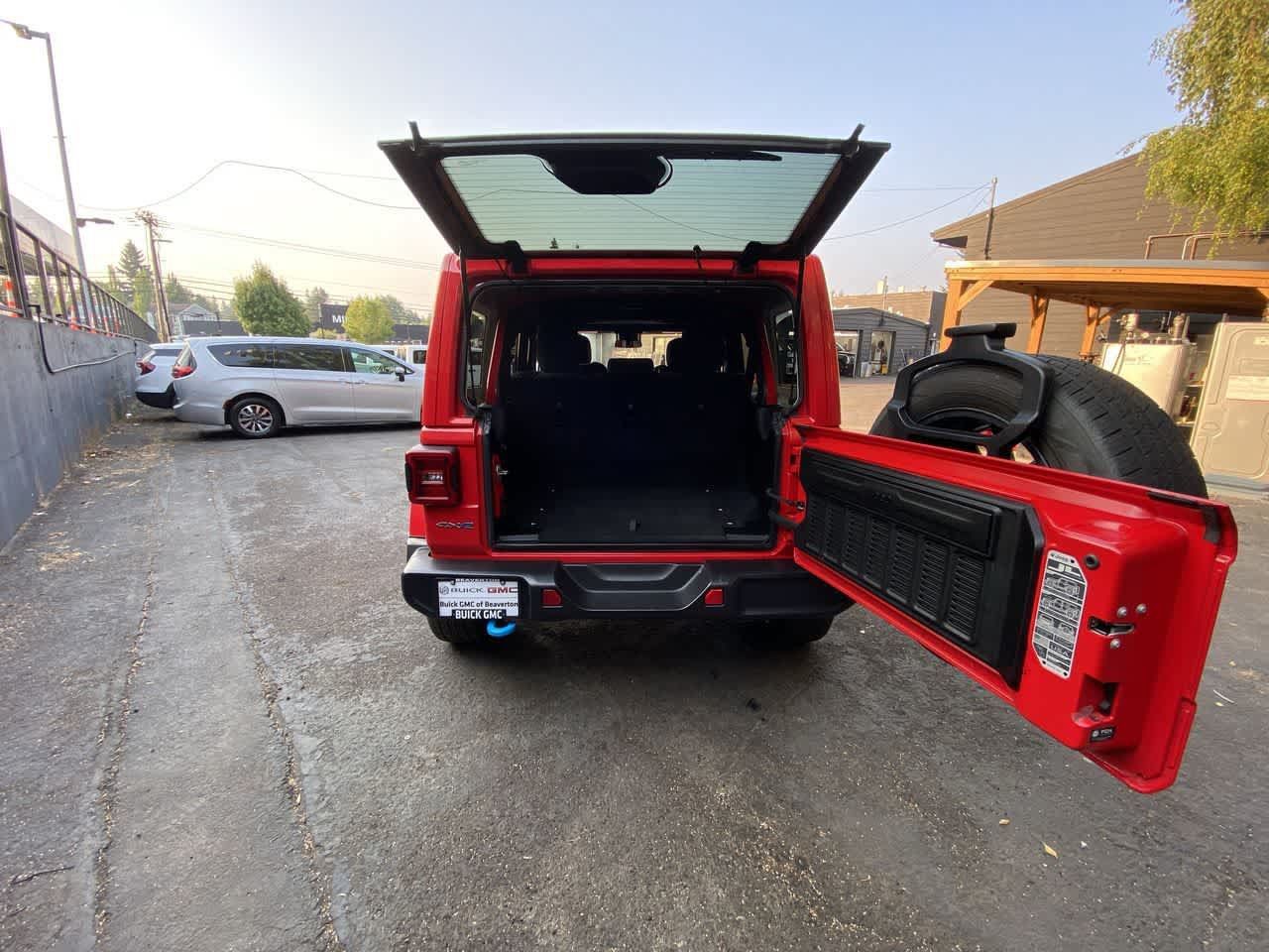Used 2024 Jeep Wrangler Unlimited Sahara AWD/4WD image 28