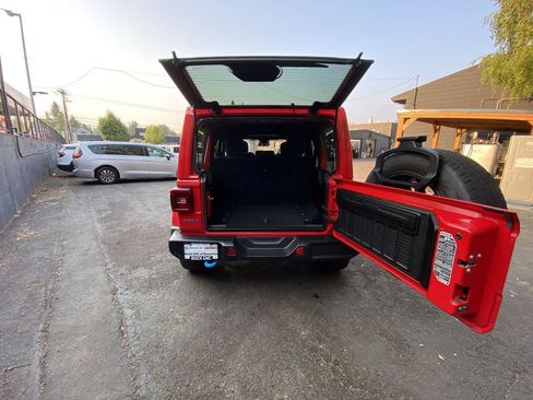 Used 2024 Jeep Wrangler Unlimited Sahara AWD/4WD image 28