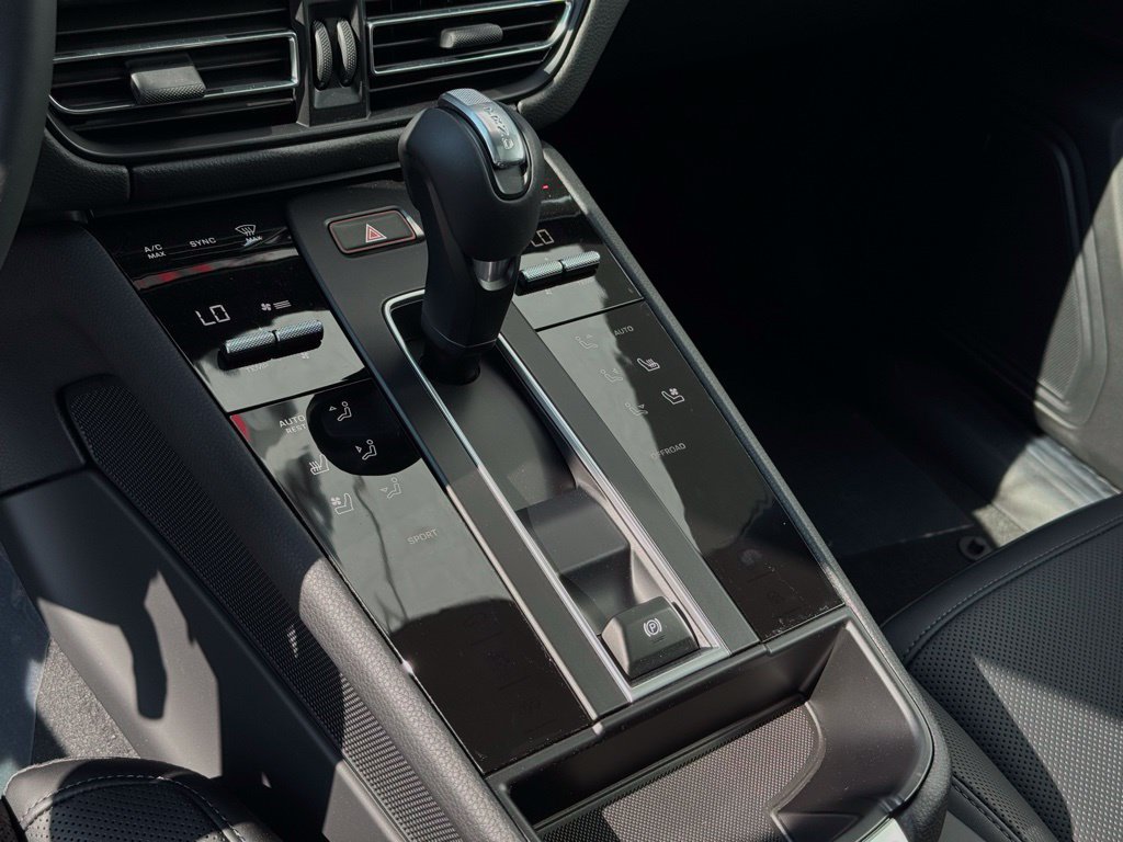 Certified 2025 Porsche Macan AWD/4WD image 28