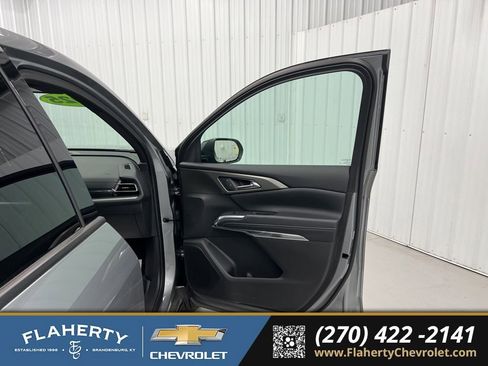 Used 2025 Chevrolet Traverse LT image 14
