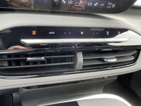 Certified 2025 Buick Enclave Preferred FWD image 20