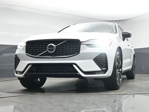 Used 2023 Volvo XC60 B5 Plus image 37
