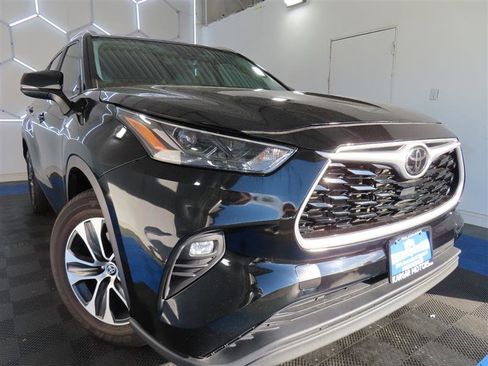 Used 2023 Toyota Highlander XLE FWD image 2