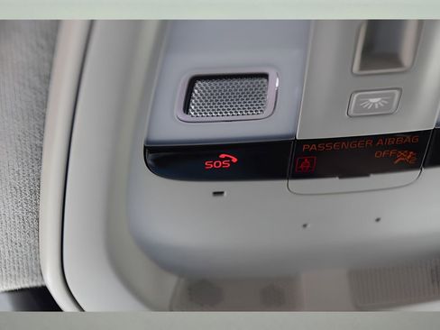 Certified 2025 Volvo XC40 B5 Ultra w/ Protection Package Premier image 28