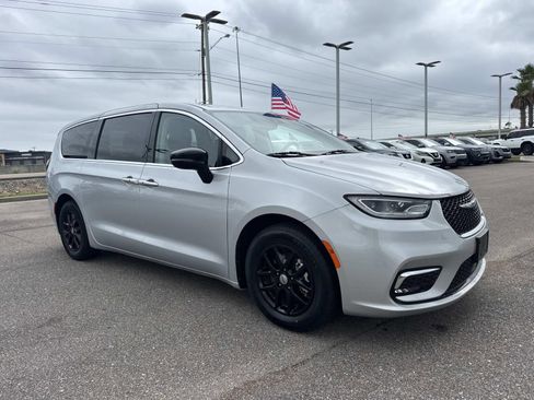 Used 2024 Chrysler Pacifica Touring-L FWD image 3