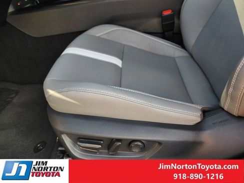 Used 2025 Toyota Camry SE image 27