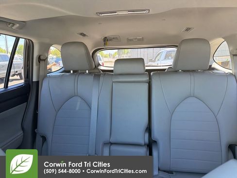 Used 2023 Toyota Highlander XLE AWD/4WD image 8