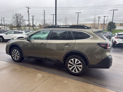 Used 2020 Subaru Outback Premium image 5