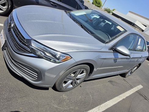Used 2024 Volkswagen Jetta SE FWD image 4
