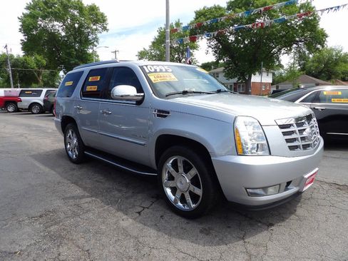 Used 2011 Cadillac Escalade Luxury AWD/4WD image 3