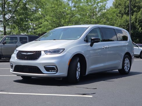 Used 2024 Chrysler Pacifica Touring-L FWD image 14