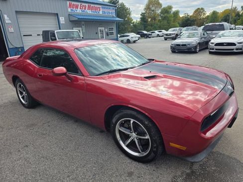 Used 2010 Dodge Challenger SE RWD image 3