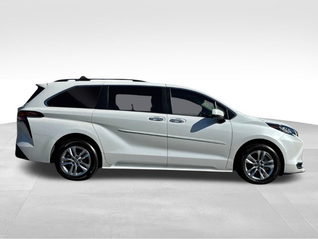 Used 2022 Toyota Sienna XLE w/ XLE Plus Package FWD image 3