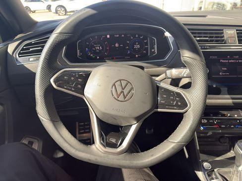 Used 2022 Volkswagen Tiguan SEL R-Line image 10
