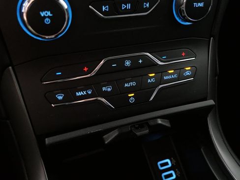 Used 2020 Ford Edge SE FWD image 23