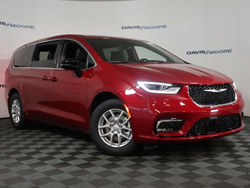 New 2026 Chrysler Pacifica Select image 2