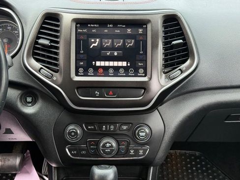 Used 2019 Jeep Cherokee Trailhawk w/ Cold Weather Group AWD/4WD image 17