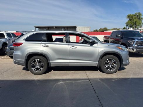 Used 2017 Toyota Highlander Plus w/ Carpet Mat Package AWD/4WD image 3