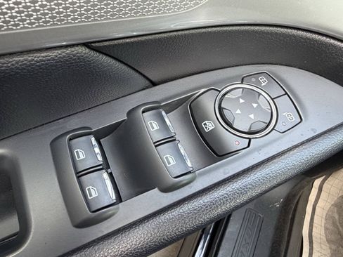 Used 2017 Ford Explorer XLT w/ Equipment Group 201A AWD/4WD image 16
