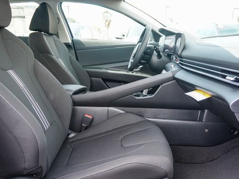 Certified 2025 Hyundai Elantra SEL FWD image 23