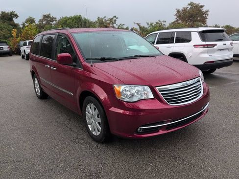 Used 2014 Chrysler Town & Country Touring w/ Driver Convenience Group FWD image 1