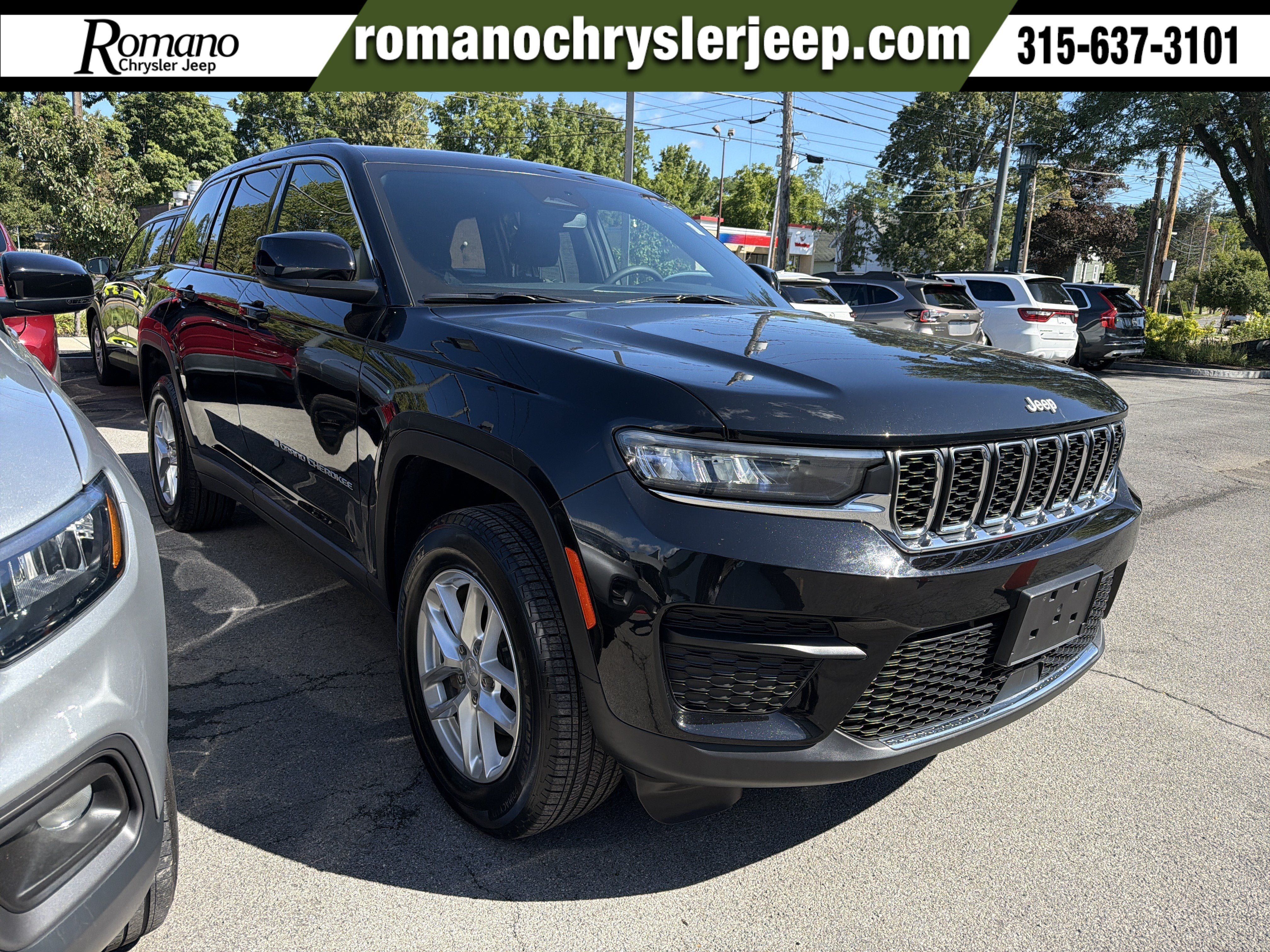 Used 2024 Jeep Grand Cherokee Laredo X w/ Luxury Tech Group I AWD/4WD image 1