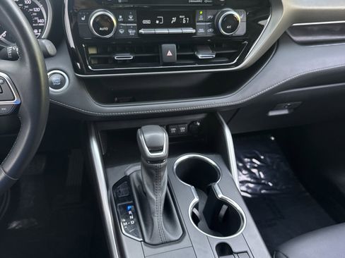 Used 2021 Toyota Highlander XLE FWD image 21
